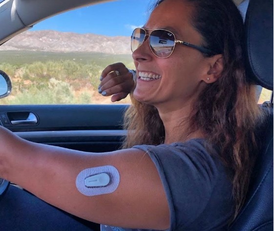 Lady-with-sugar-monitoring